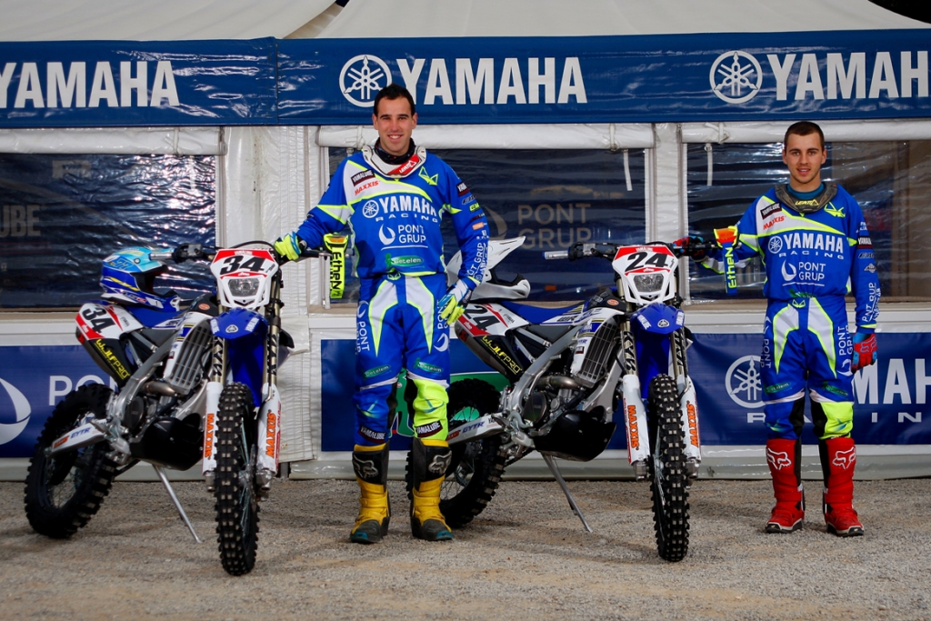 Marc Solà y Sergi Cassany posando junto a sus motocicletas.