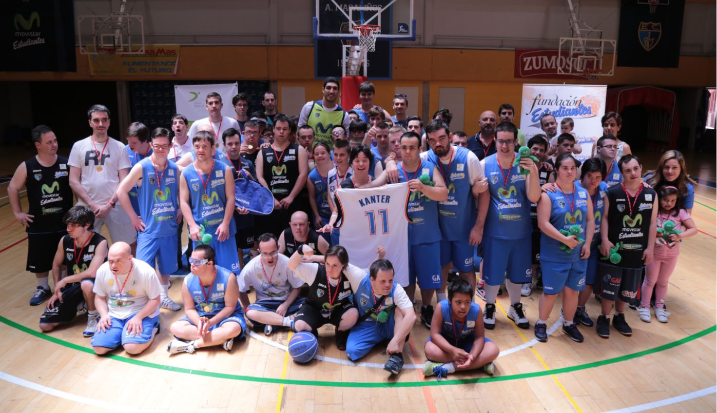 Cetelem y la Fundación Estudiantes disfrutan del Desafío Solidario 3×3, ¡con visita sorpresa de un NBA!