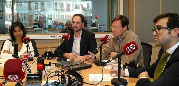 El director de marketing B2C de Cetelem España, a la derecha, junto al resto de invitados en Capital Radio