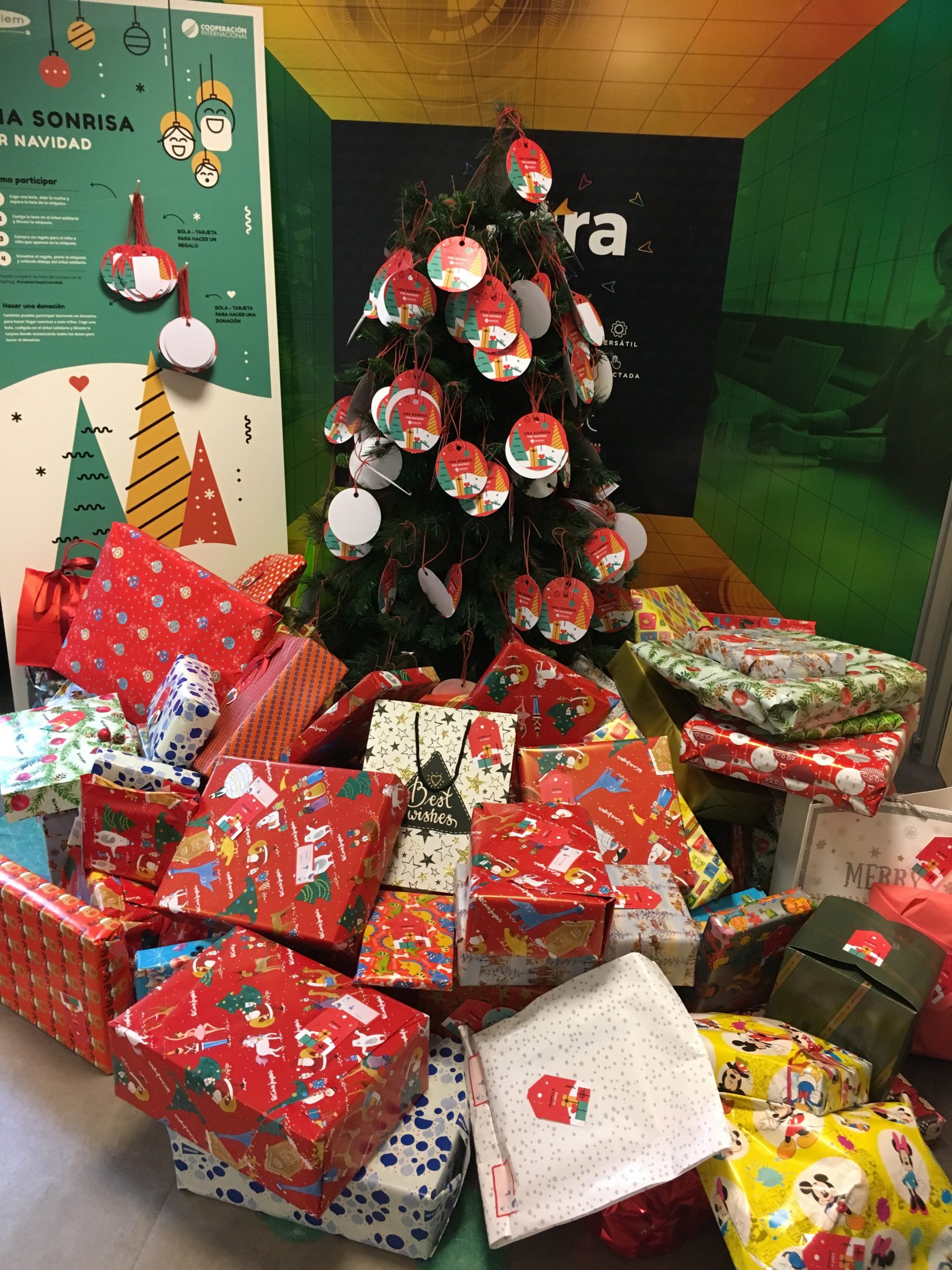 Los empleados de Cetelem reúnen centenares de regalos para sorprender con «Una Sonrisa por Navidad»