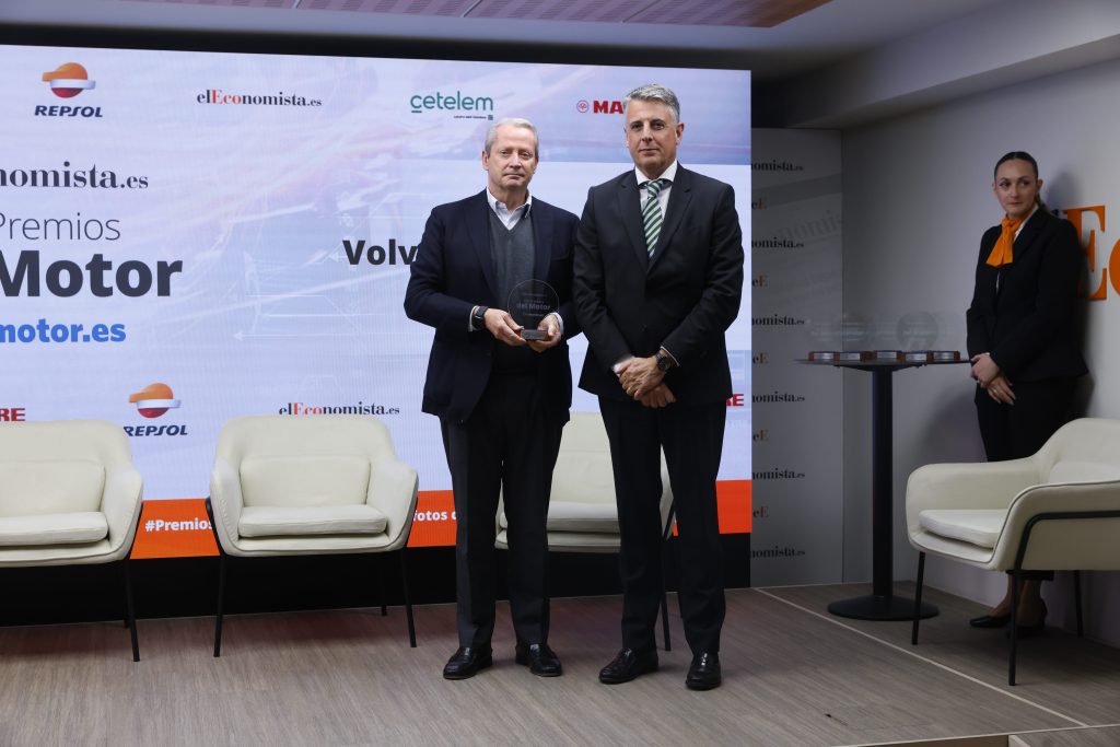 José Mª Galofré, consejero delegado de Volvo Car España, recibe el premio de manos de Jorge López Corda, director de Auto de BNP Paribas Personal Finance.