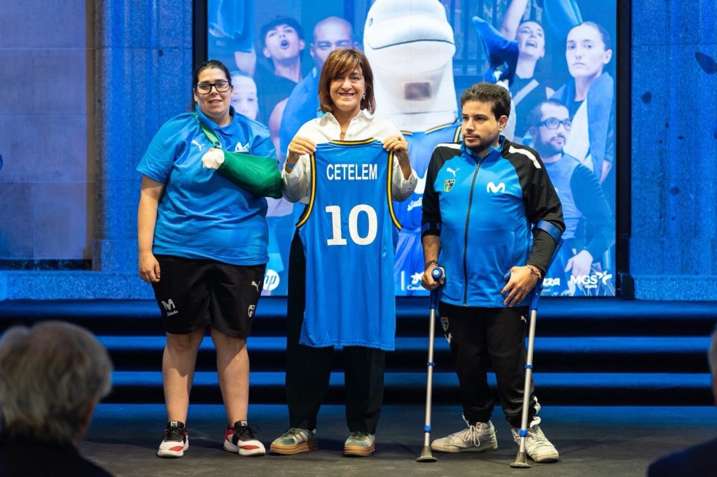 Gabriella Lanzilli, responsable de NPS de la compañía, en la presentación del equipo Escuela de Baloncesto para Todos.