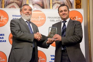 Carlos Gómez recoge para Cetelem el premio Ecofin "Entidades Titanes"