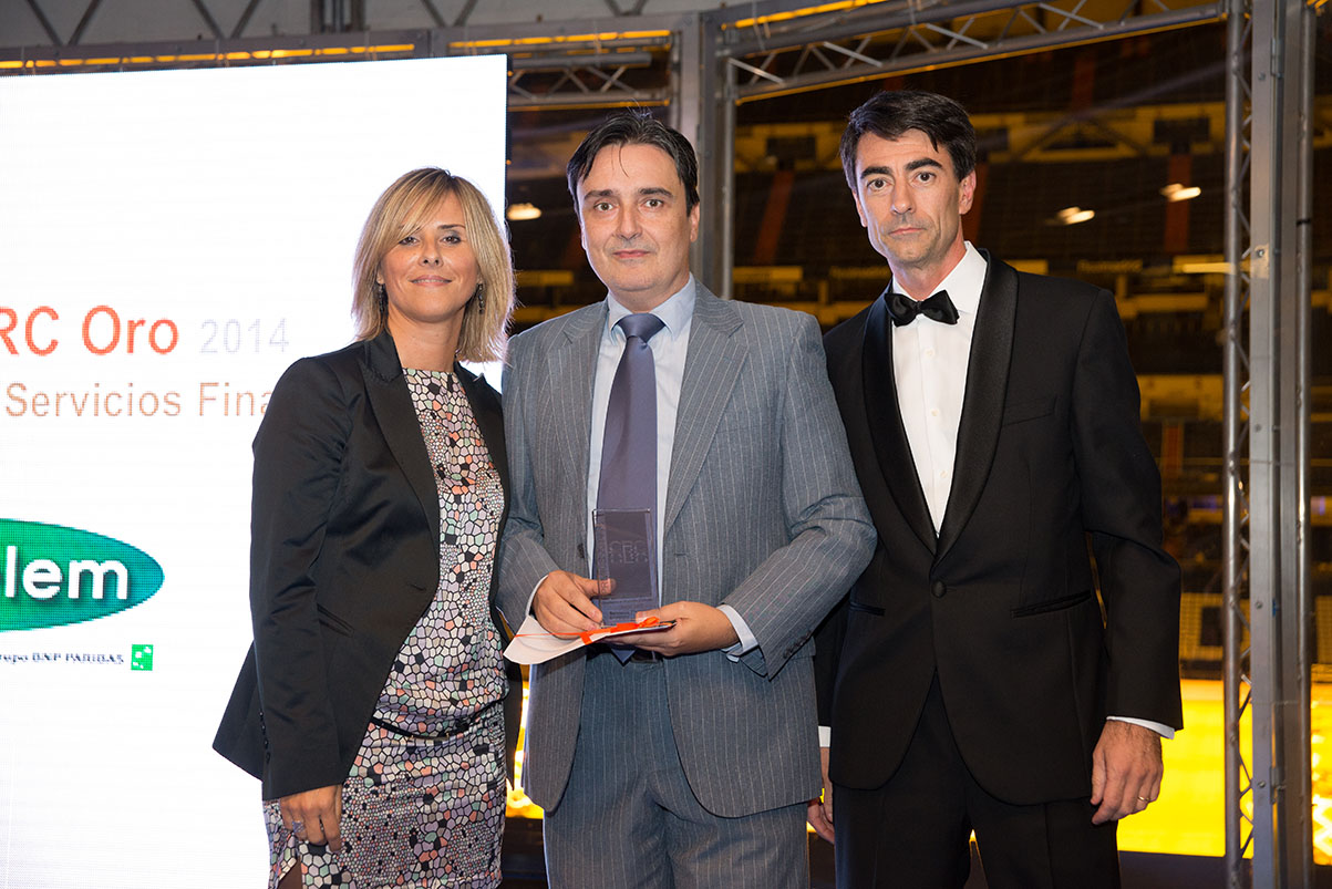 Joaquín Mouriz y Marta Fernández, Director de Marca, Comunicación y Publicidad y Responsable de SAC en Cetelem, recogen el premio CRC de Oro 2014 en el sector de servicios financieros