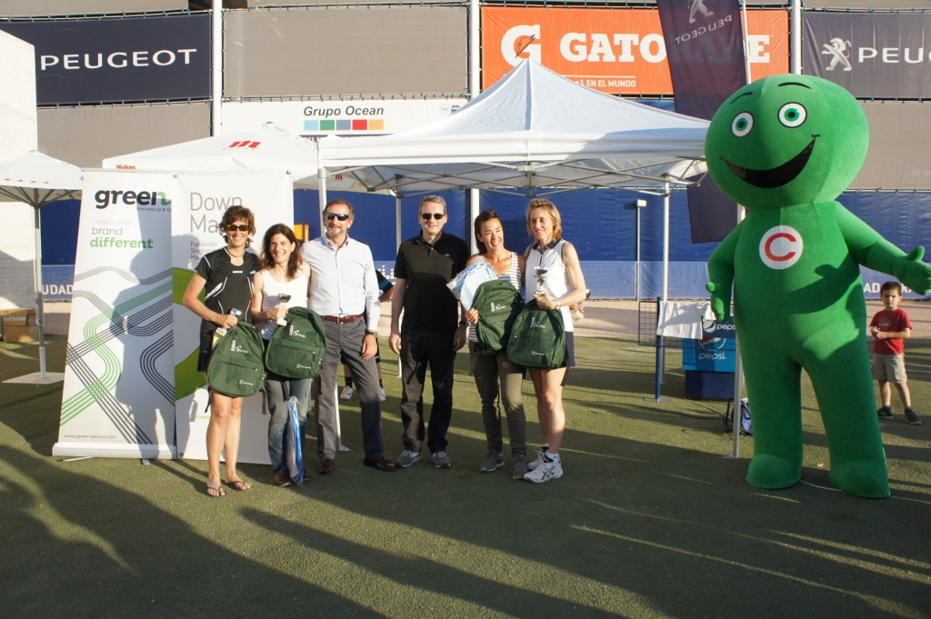 Las campeonas y subcampeonas del torneo posan con el premio Gilles Zeitoun, Dir. Gral. de Cetelem, y Enrique Agudo, Vicepresidente de la Fund. Down Madrid