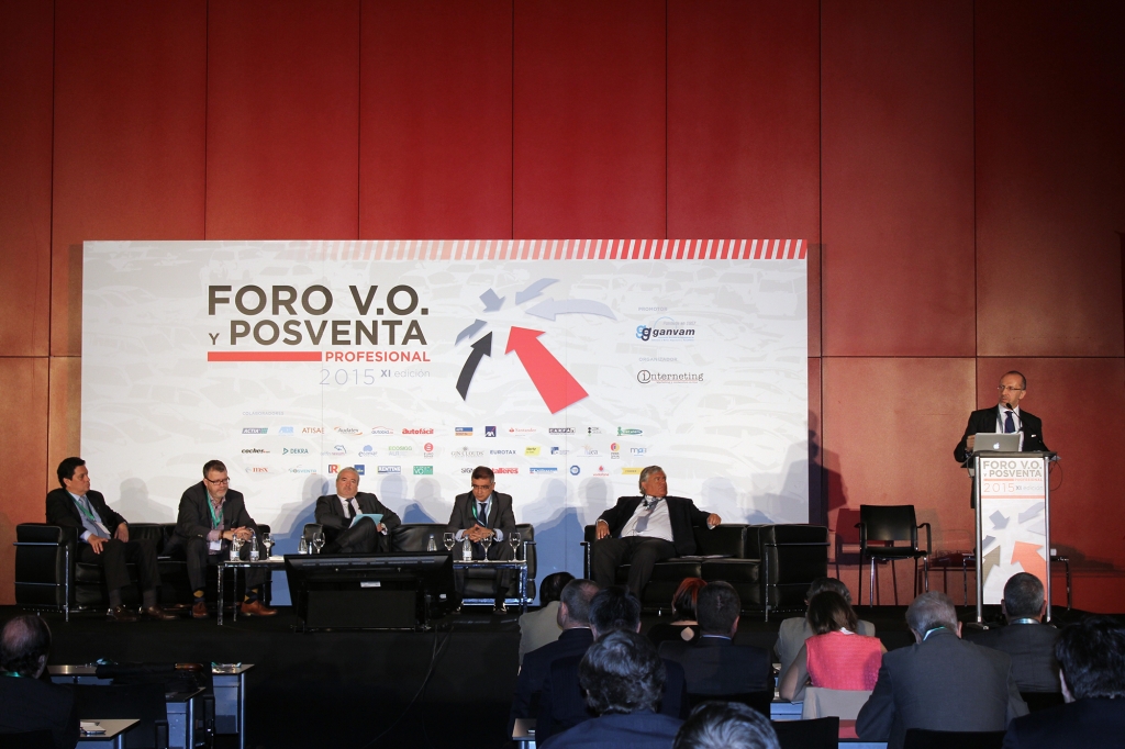 Javier de Ulacia, director de la división de Auto de Cetelem (segundo por la derecha), en el Debate General del Sector del automóvil.