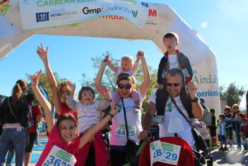 Colaboradores de Cetelem entran en la meta en la Carrera Popular de Down Madrid