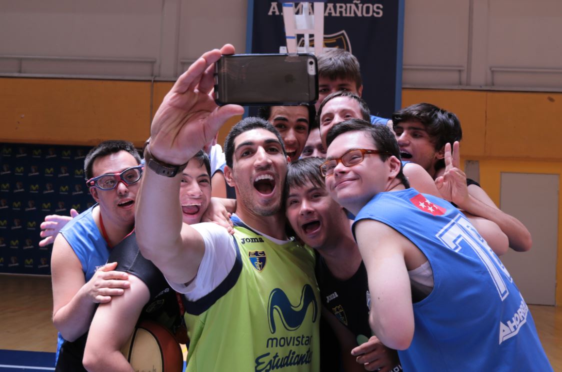 Kanter, del Oklahoma City Thunder de la NBA, visitó el Desafío 3x3 de Cetelem y Fundación Estudiantes