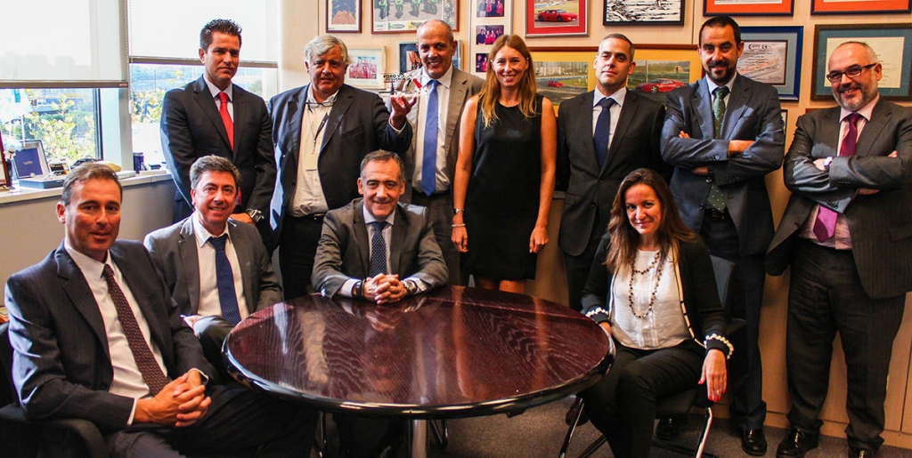 El equipo de la División Auto de Cetelem posa con el premio del Foro VO 2016