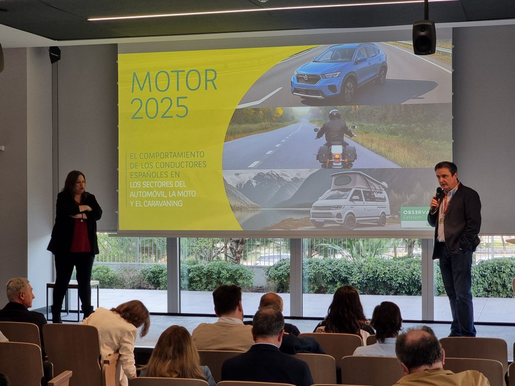 Liliana Marsán, responsable del Observatorio Cetelem, y Joaquín Mouriz, director de Reputación Corporativa, NPS y Reclamaciones, durante la presentación del estudio Motor 2025