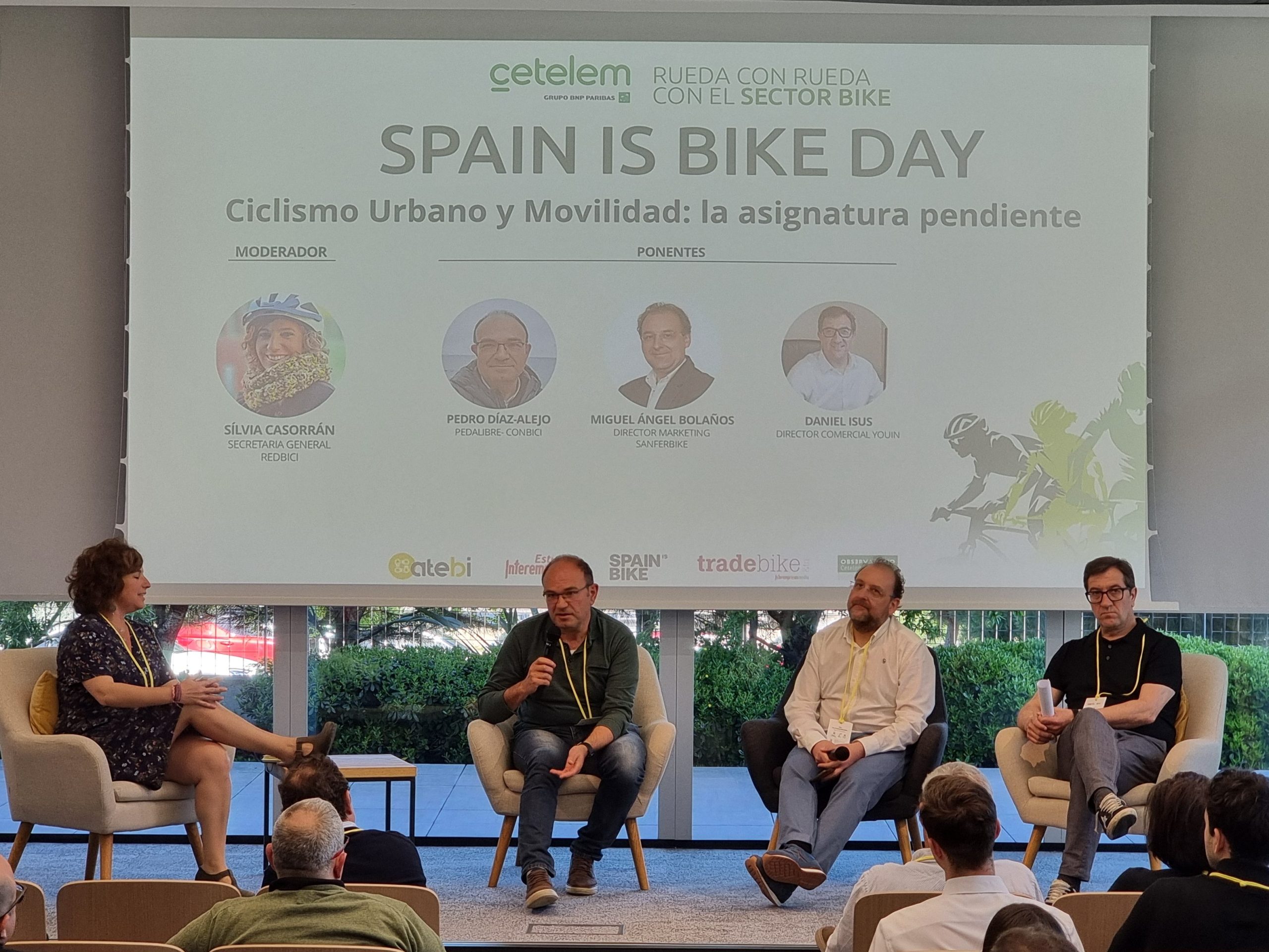 mesa sobre ciclismo urbano y movilidad: la asignatura pendiente